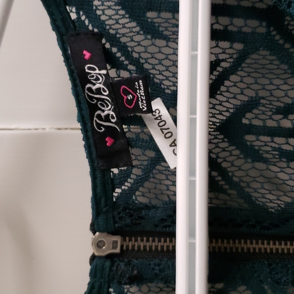 Le Chateau Women's SM green lace dress - Picture 2 of 5